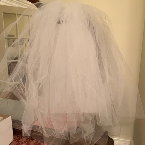 Bridal headpiece and veil. - Picture 2 of 3